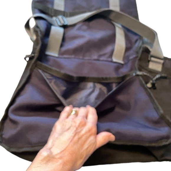 Buffalo Messenger Bag-Flap Closure-3 zipper pockets-2 zipper pockets on ends - Picture 6 of 11